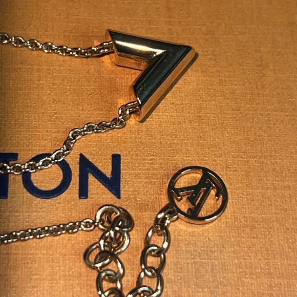 LV Essential V Necklace - Picture 3 of 6